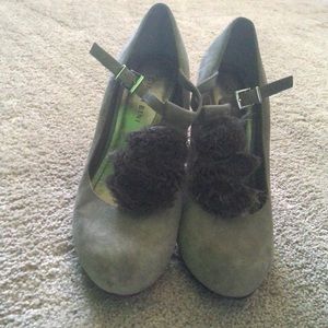 Grey pumps